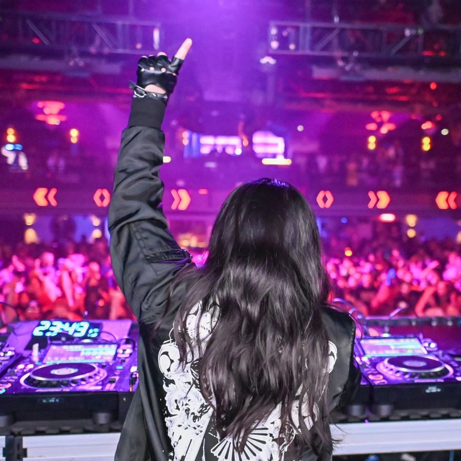 KISAKI goes on sold out tour with We Touch Grass